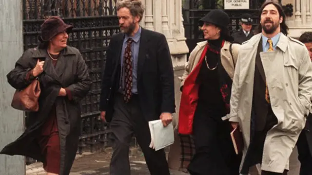 Corbyn, 1990’lı yıllarda Şilili diktatör Augusto Pinochet’nin yargılanması için yürütülen davaya destek verirken… Fotoğrafta sağdan ikinci kişi, darbede öldürülen sosyalist devlet başkanı Salvador Allende’nin yeğeni, yazar Isabel Allende.