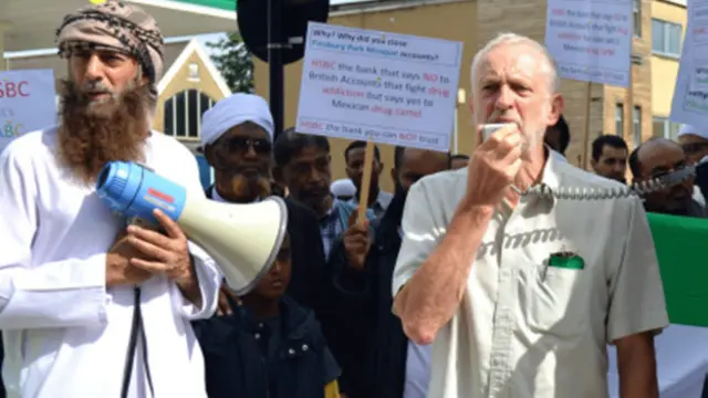 Ông Jeremy Corbyn (phải) tham gia biểu tình tuần hành