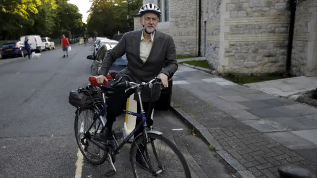 Ông Corbyn là người ăn chay, thích đi xe đạp và không sở hữu ô tô