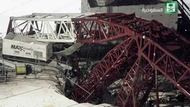 دا څرګنده نه ده چې پېښه څنګه رامنځ ته شوه خو له سیمې انځورونه ښيي چې یو ستر سور کرېن د مسجد الحرام پر چت غورځېدلی.