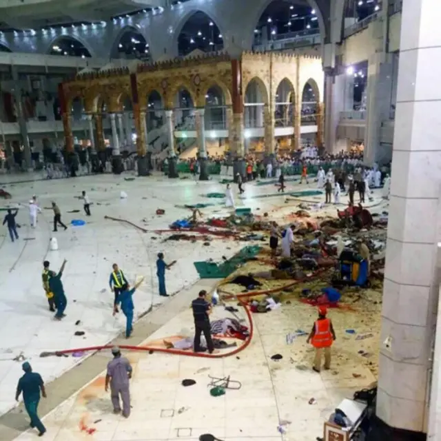 په ځینو وېديويي انځورونو کې لیدل شوي، چې یوه لویه پایه د جومات پر چت راپرېوتې ده، چې لمونځ کوونکي یې کشوي او نور بیا چیغې وهي.