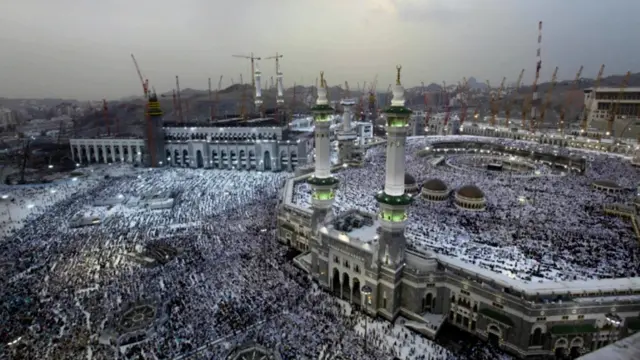 اټکل دی چې روانه اوونۍ به د حج مراسمو لپاره د نړۍ له ګوټ ګوته شاوخوا دوه نیم میلیون کسان سعودي عربستان ته سفر وکړي.