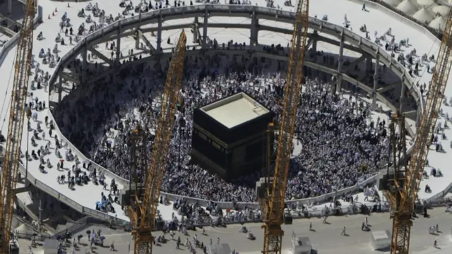 د جمعې په ورځ په مسجد الحرام کې د نورو ورځو پرتله ډېره ګڼه ګوڼه وي، ځکه چې په دې ورځو کې د نړۍ له ډېرو برخو حاجیان هلته رسېدلي دي.