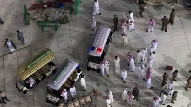 Các nhân viên y tế đã nhanh chóng có mặt tại hiện trường vụ sập cần cẩu