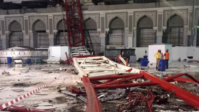 Cần cẩu bị sập do thời tiết xấu, nhà chức trách cho biết