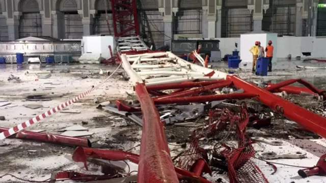 Katrol besar jatuh dan menimpa atap Masjidil Haram sehingga menewaskan ratusan orang.