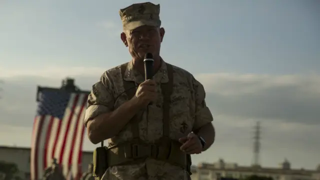 尼克尔森于加拿大多伦多出生，被派到冲绳前，他担任美国第一海军陆战师的指挥官