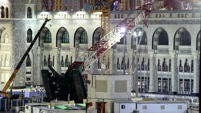 Salah satu dari belasan katrol yang mengelilingi Masjidil Haram ambruk dan menimpa atap masjid, pada Jumat (11/09).