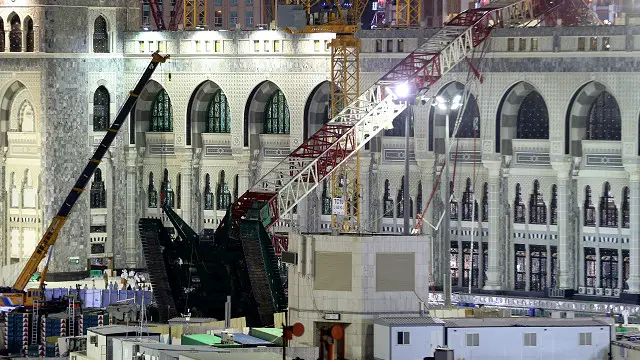 تسببت الرياح العاتية والأمطار الغزيرة في سقوط الرافعة