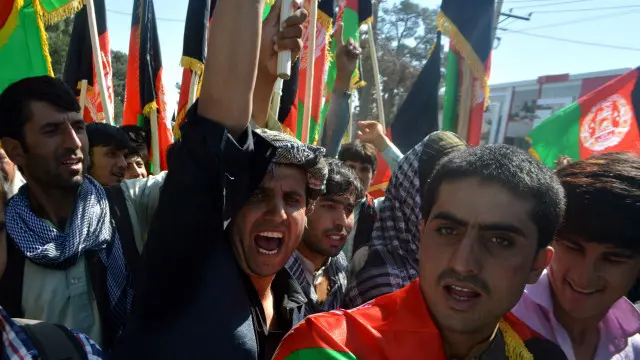 شماری از مردم بلخ با برپایی تجمع اعتراضی خواستار درج قوم در شناسنامه جدیدشان شدند