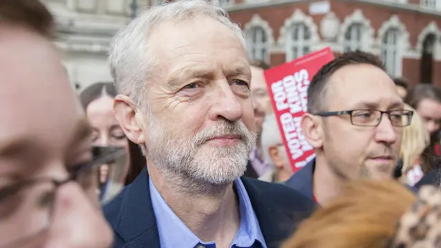 Ông Jeremy Corbyn đi vận động tranh cử
