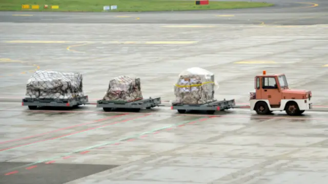 Camión de carga transporta maletas