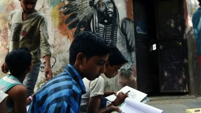 बच्चे अपने पसंदीदा कार्टून का चित्र बनाते हैं. 