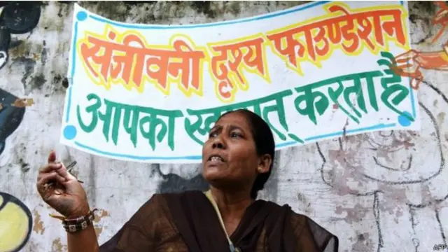 रंगम्मा कौल बच्चों को चित्रकला सिखाती हैं. 