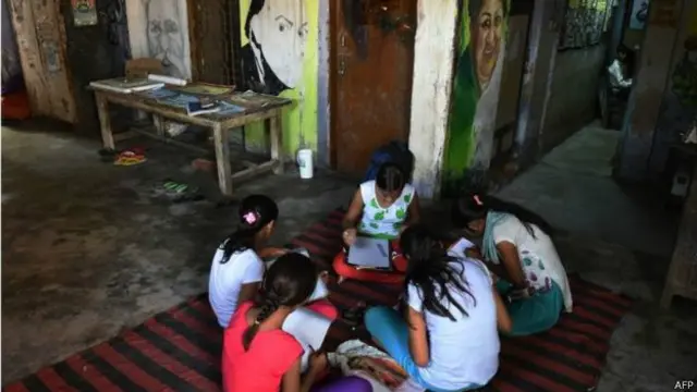 कला स्कूल इन बच्चों से महीने में सिर्फ़ दो रुपए लेता है. 