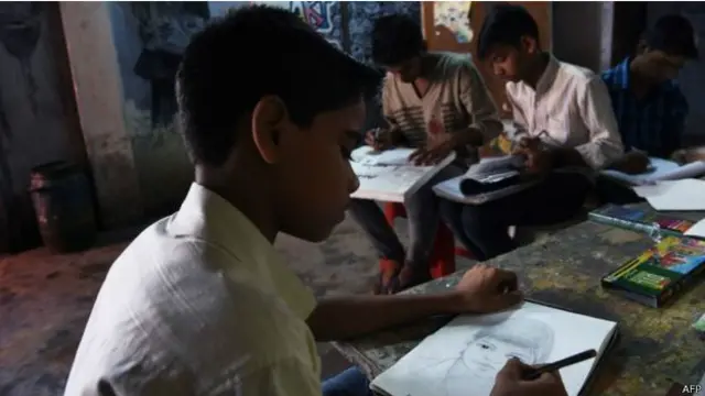 कई बार इन बच्चों की पेंटि्गस की प्रदर्शनी भी लगाई जाती है. 