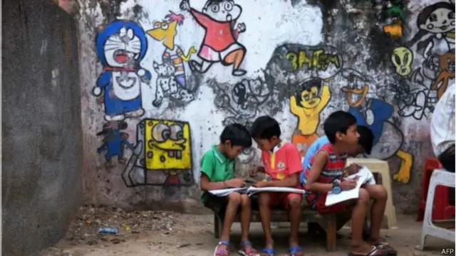 दिल्ली की एक झुग्गी में चलता कला स्कूल