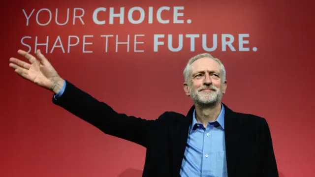 Năm nay 66 tuổi, ông Corbyn là người London
