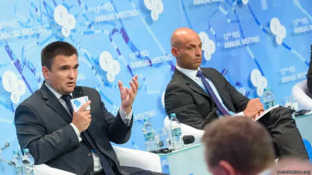 Міністр закордонних справ України Павло Клімкін вважає позицію НАТО більш цілісною, ніж у ЄС. Проте представник НАТО Джеймс Аппатурай "не передбачає прямої участі військ НАТО в Україні"