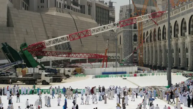 سعودی عرب کے شہر مکہ میں واقع مسجد الحرام کے احاطے میں جمعے کو کرین کے حادثے کی تحقیقات شروع کر دی گئی ہیں