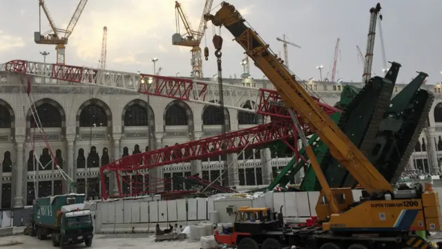 مذکورہ کرین کو ہٹانے کے لیے سنیچر کو بھاری مشینری کی مدد سے کام جاری رہا۔