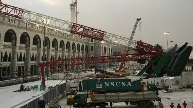 حکام کا کہنا ہے کہ کرین تیز ہواؤں کی وجہ سے مسجد کی چھت پھاڑتے ہوئے نیچے جا گری تھی۔