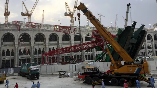  سعودی حکومت کی جانب سے تیل کی کم قیمتوں اور ترقیاتی اخراجات میں کمی کے بعد اپنے 50 ہزار ملازمین کو فارغ کرنے کا اعلان کیا ہے