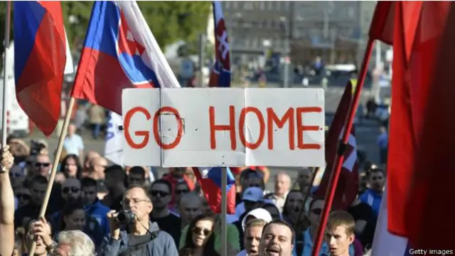 بعض علاقوں میں تارکینِ وطن کے خلاف بھی مظاہرے ہوئے