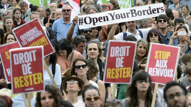 متظاهرون يؤيدون وجود اللاجئين في جنيف في سويسرا