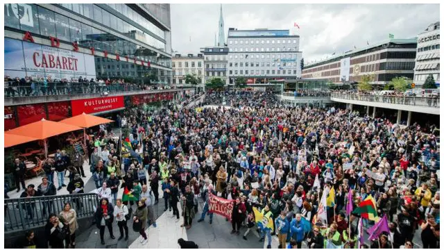 متظاهرون في السويد يؤيدون وجود اللاجئين