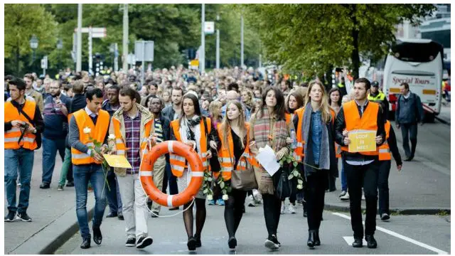 متظاهرون يؤيدون وجود اللاجئين في الدنمارك