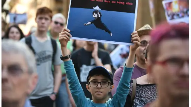 وفي سيدني في استراليا خرج مؤيدون للمهاجرين