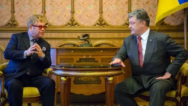 Ca sỹ Elton John vừa có chuyến ̣đến thăm Kiev và gặp gỡ với Tổng thống Ukraine