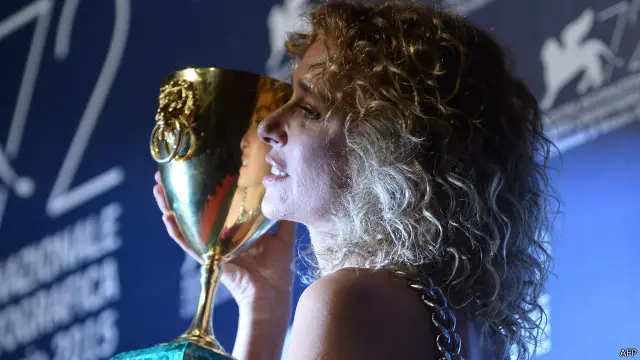 الممثلة الايطالية فاليريا جولينو الحاصلة على جائزة أفضل ممثلة