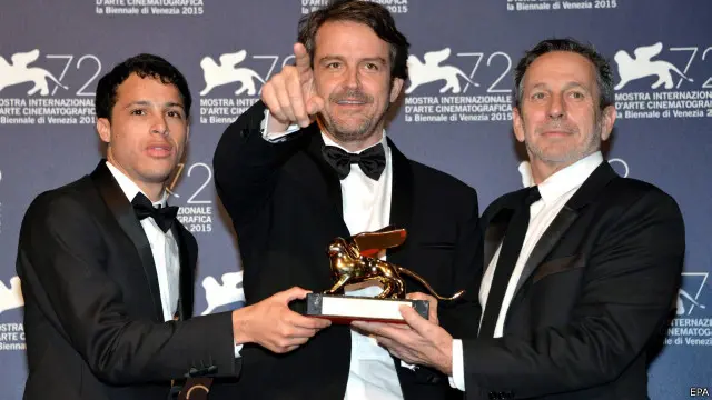 المخرج لورنزو فيغاس في المنتصف ومعه الممثلان الرئيسيان في فيلمه "عن بعد" إلى اليسار لويس سيلفا وإلى اليمين الفريدو كاسترو
