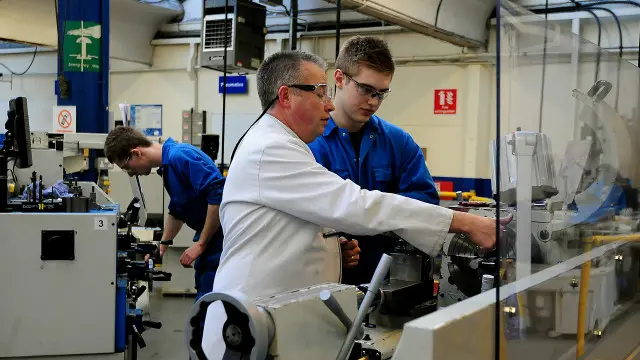 学徒在工厂受训