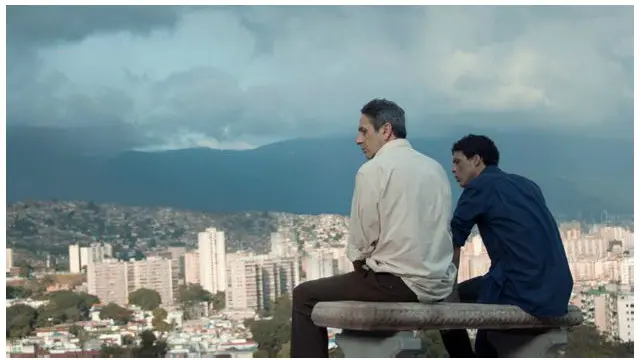 Desde Alla adalah film panjang pertama karya sutradara Lorenzo Vigas