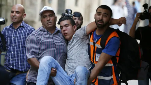 ان تصادم میں کئی درجن افراد زخمی ہوئے ہیں