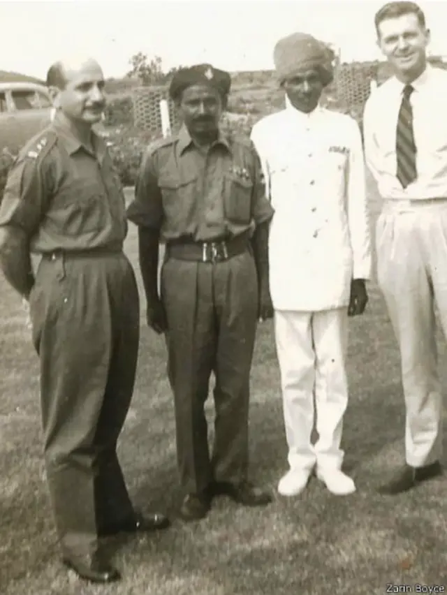 कर्नल तारपोर बाईं ओर