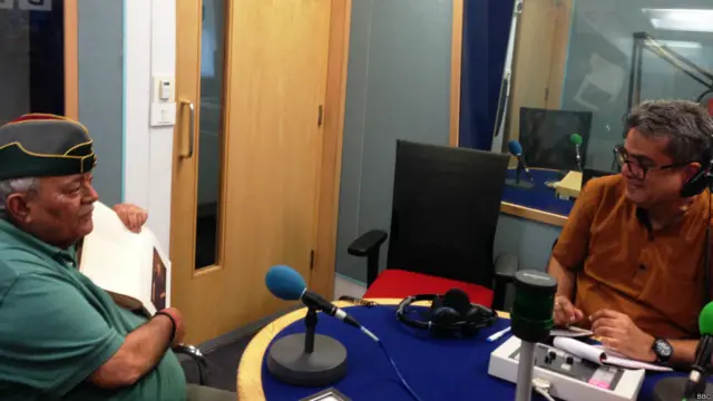 जनरल अजय सिंह बीबीसी स्टूडियो में रेहान फ़ज़ल के साथ