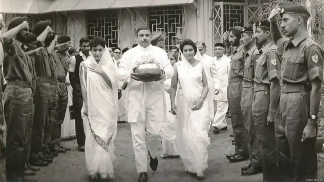 कर्नल तारापोर की अस्थियों के साथ उनकी बेटी ज़रीन (बाएं) और पत्नी