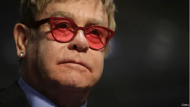 دعا إلتون جون رئيس أوكرانيا إلى دعم الأقليات من المثليين والمتحولين