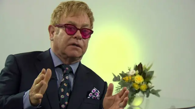 BBC-ə müsahibə verən Ser Elton John Rusiya prezidentini gey haqlarına münasibətinə görə tənqid edib