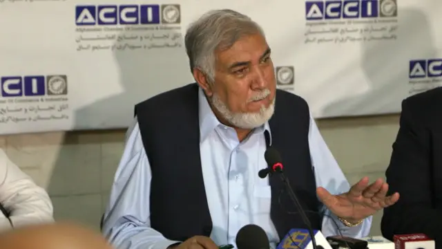 د افغانستان سوداګرۍ خونې مرستیال خان جان الکوزي په وینا، د کندهار سپین بولدک له لارې پاکستان ته هره ورځ ۶۰ کانټینره تازه مېوې استول کېدې چې د پولې تړل کېدو له امله دا لړۍ په ټپه ودرېده.