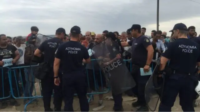الشرطة اليونانية تقف عند الحواجز الحدودية
