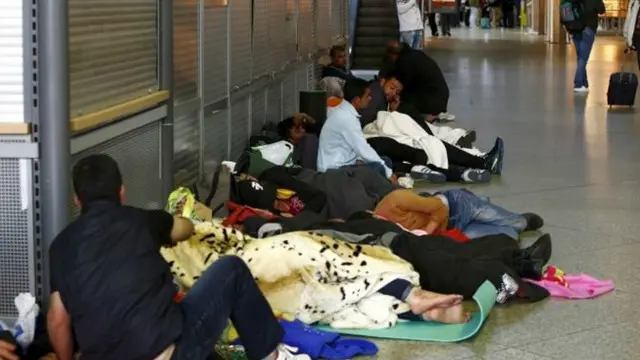 Bəzi miqrantlar gecəni Münhen stansiyasında keçirib