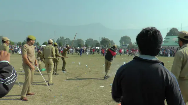 کشمیر میں مودی کے دورے کے بعد سے ہی ایک نوجوان کی ہلاکت پر مظاہرے جاری ہیں