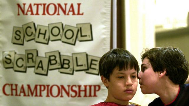 Un niño a punto de participar en un torneo de Scrabble