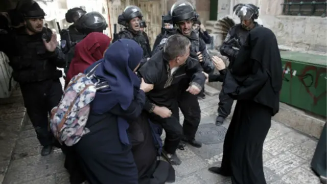 پلیس اسرائیل یک مسلمان را در یکی از کوچه‌های منتهی به مسجدالاقصی دستگیر می‌کند