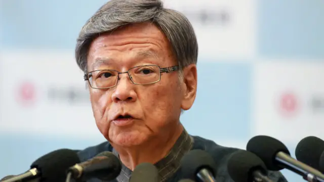 翁长雄志在那霸冲绳县政厅会见记者（14/9/2015）